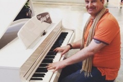 Justie-Live-at-a-piano-2016